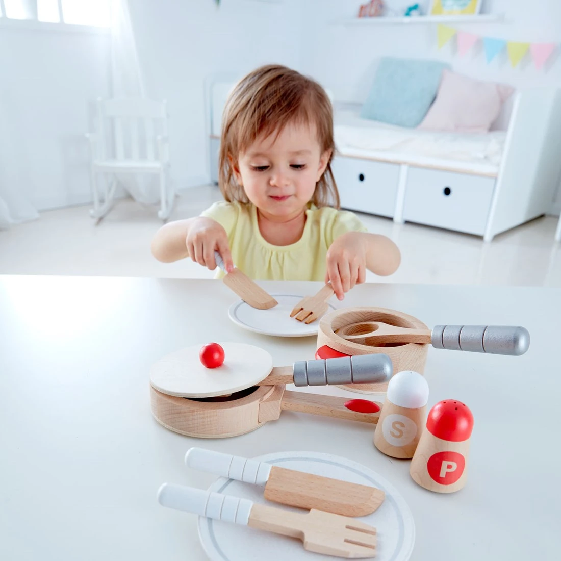 Hape Koch- & Servierset Von Hape| 13-teiliges Kochset Für Rollen- Und Fantasiespiele Mit Zubehör Aus Holz 2 Hape Koch- & Servierset Von Hape| 13-teiliges Kochset Für Rollen- Und Fantasiespiele Mit Zubehör Aus Holz – Bild 2