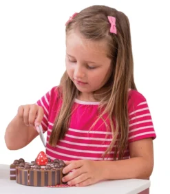 Le Toy Van – Honeybake Schokokuchen Rollenspiel Aus Holz Für Kinder | Für Mädchen & Jungen Rollenspiel Mit Geburtstagskuchen Oder Nachmittagstee -Schleich Verkaufe le toy van honeybake schokokuchen rollenspiel aus holz fuer kinder fuer maedchen jungen rollenspiel mit geburtstagskuchen oder nachmittagstee 3