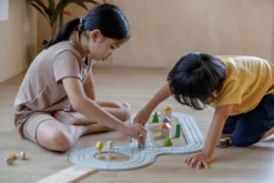 Plan Toys PlanToys Holzspielzeug Straßen- Und Schienen-Set Aus Gummi - Medium -Schleich Verkaufe plantoys holzspielzeug strassen und schienen set aus gummi medium 3