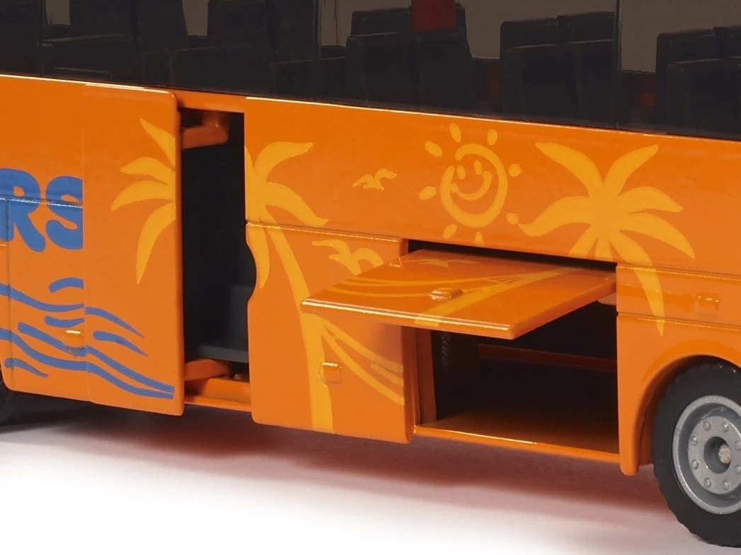 SIKU 3738, Mercedes-Benz Travego Reisebus, 1:50, Metall/Kunststoff, Orange, Bewegliche Teile 2 SIKU 3738, Mercedes-Benz Travego Reisebus, 1:50, Metall/Kunststoff, Orange, Bewegliche Teile – Bild 2